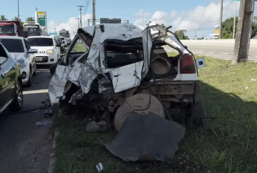 mulher-morre-atropelada-apos-acidente-entre-carro-e-van-na-br-1012C-na-paraiba mulher-morre-atropelada-apos-acidente-entre-carro-e-van-na-br-1012C-na-paraiba