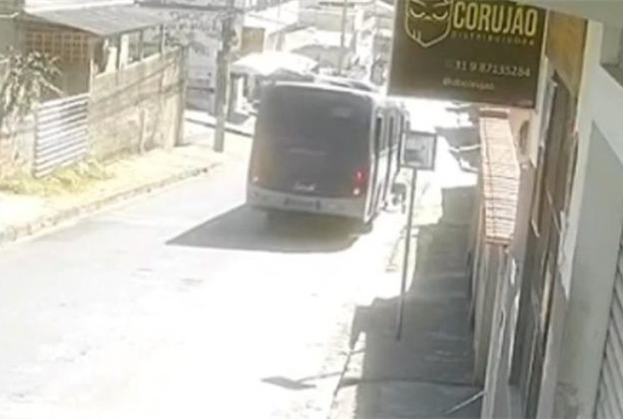 mulher-morre-atropelada-por-onibus-ao-descer-em-belo-horizonte3A-video-chocante-do-acidente-no-bairro-mineirao.-a-importancia-da-seguranca-no-transporte-coletivo