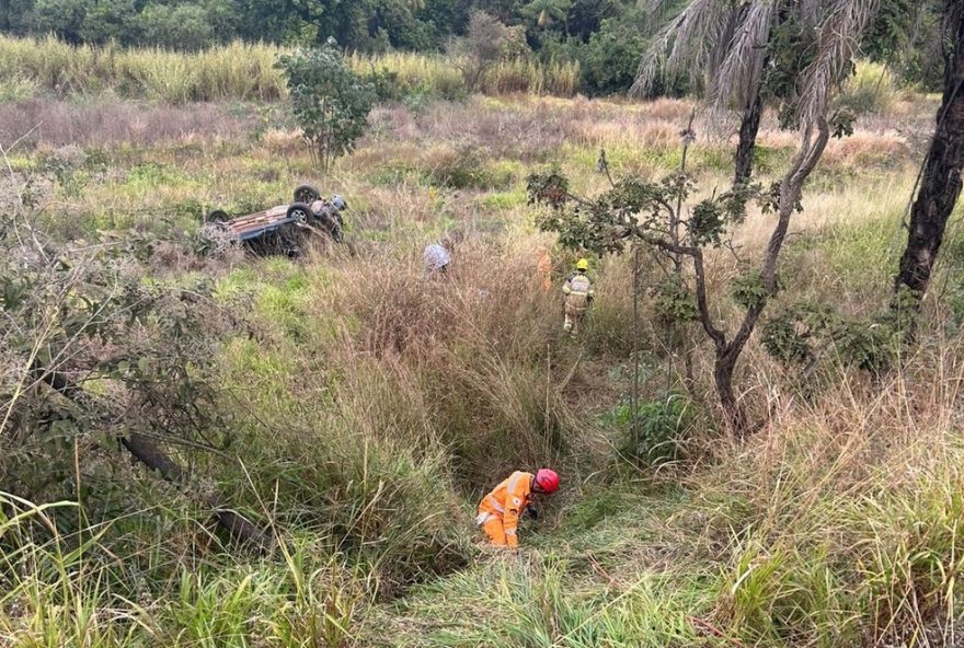 mulher-morre-em-acidente-na-br-365-em-patrocinio3A-carro-cai-de-ribanceira