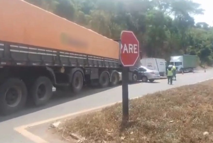 mulher-morre-em-acidente-na-br-414-apos-carro-ser-atingido-por-caminhao mulher-morre-em-acidente-na-br-414-apos-carro-ser-atingido-por-caminhao