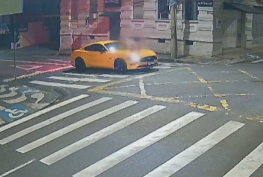 mulher-muda-versao-e-sobe-no-capo-de-mustang-propositalmente2C-no-parana mulher-muda-versao-e-sobe-no-capo-de-mustang-propositalmente2C-no-parana