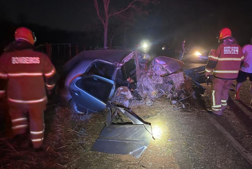 mulher-perde-controle-de-carro-e-provoca-acidente-fatal-na-mgc-3423A-marido-morre-no-local