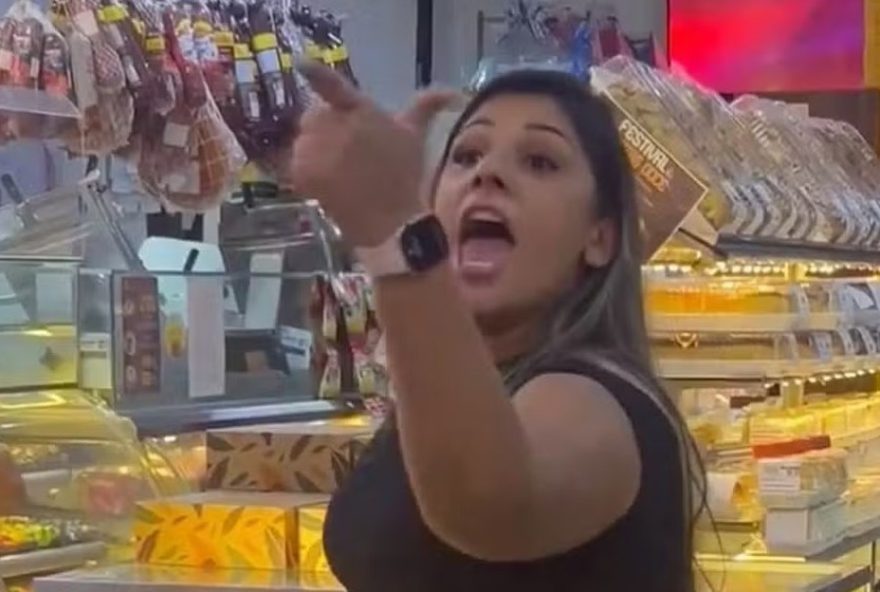 mulher-que-atropelou-em-sp-e-agrediu-casal-gay-em-padaria-e-presa-pela-pf-no-aeroporto-de-viracopos mulher-que-atropelou-em-sp-e-agrediu-casal-gay-em-padaria-e-presa-pela-pf-no-aeroporto-de-viracopos