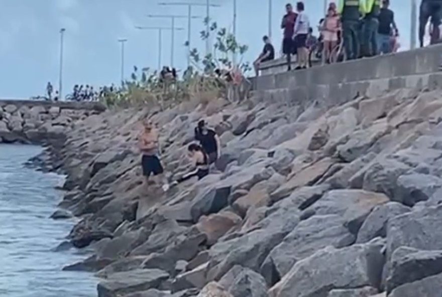 mulher-resgatada-pelos-bombeiros-apos-queda-de-bicicleta-em-pedras-no-espigao-do-nautico2C-em-fortaleza mulher-resgatada-pelos-bombeiros-apos-queda-de-bicicleta-em-pedras-no-espigao-do-nautico2C-em-fortaleza