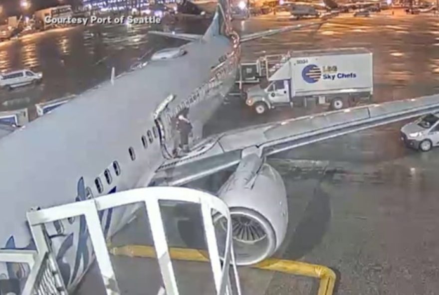 mulher-sai-de-aviao-pela-asa-apos-crise-de-ansiedade-video-viral