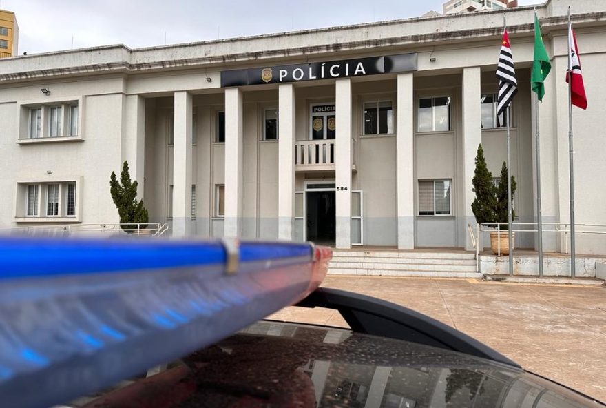 mulher-tenta-agredir-marido-com-martelo-e-machadinha-em-aracatuba-sp-e-pinta-carro-dele-com-tinta-bege3A-alerta-para-combate-a-violencia-domestica