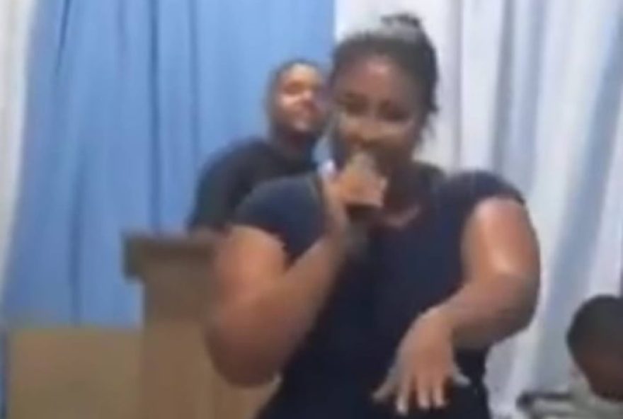 mulher-traida-confronta-amante-em-culto-evangelico3A-assista-agora