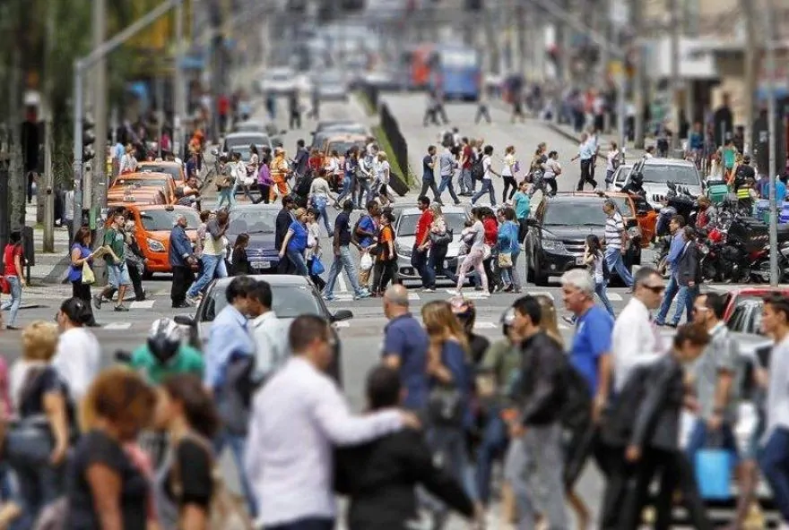 Multidão de pessoas em rua de Curitiba. O estudo leva em conta 5.570 municípios brasileiros. Dos 17 municípios do país com mais de 1 milhão de habitantes, 14 são capitais.