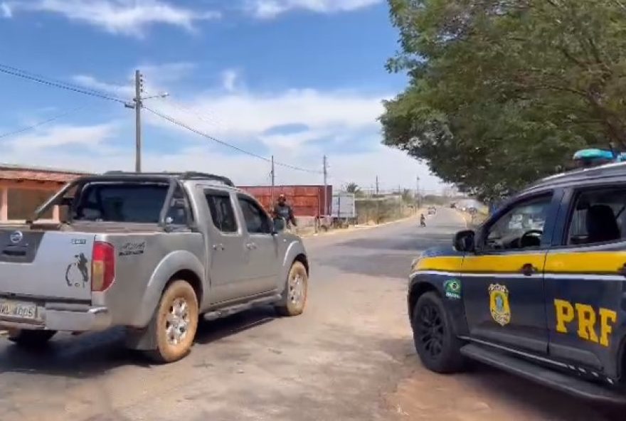 Agentes reforçam orientação de segurança para romeiros e motoristas de veículos que utilizam as rodovias federais como as BRs 153, 080 e 414 (Foto: reprodução de vídeo/PRF-GO)