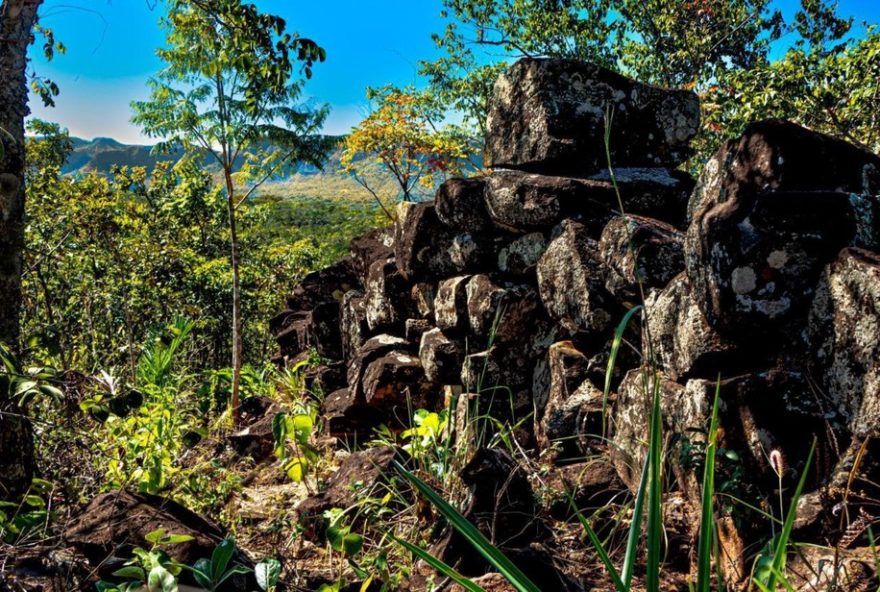 muralha-de-pedras-vulcanicas-no-cerrado3A-misterio-e-curiosidades-no-parque-estadual-de-parauna muralha-de-pedras-vulcanicas-no-cerrado3A-misterio-e-curiosidades-no-parque-estadual-de-parauna