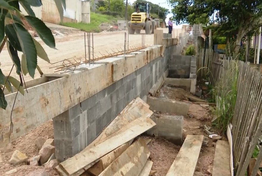 muro-construido-durante-obra-de-pavimentacao-isola-casas-e-bloqueia-garagens-no-parana3A-projeto-preve-rampas-e-escadas-para-acesso-a-via2C-diz-prefeitura