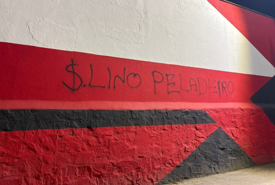muro-da-sede-do-flamengo-e-pichado-com-critica-a-samuel-lino3A-22peladeiro22-repercussao-e-pressao-sobre-o-jogador