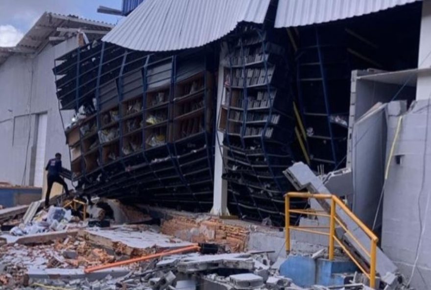 muro-de-armazem-desaba-na-br-1352C-sao-luis3A-pessoa-ferida-em-acidente-com-prateleiras