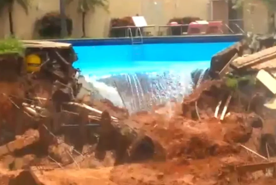 Muro e piscina de clínica são destruídos após barreira de obra ceder, em Goiânia