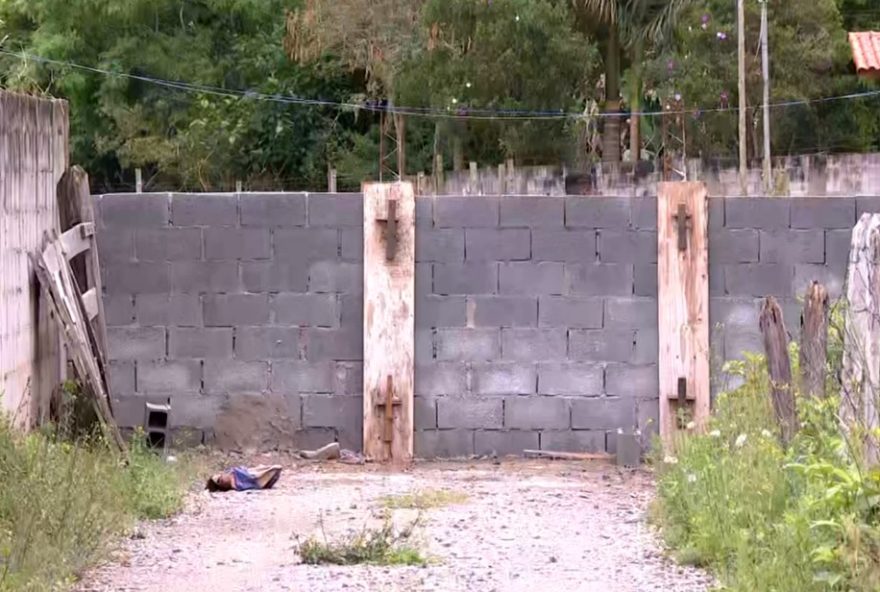 muro-que-bloqueava-estrada-em-camanducaia-e-derrubado-apos-decisao-judicial-moradores-comemoram-a-reabertura-da-via muro-que-bloqueava-estrada-em-camanducaia-e-derrubado-apos-decisao-judicial-moradores-comemoram-a-reabertura-da-via