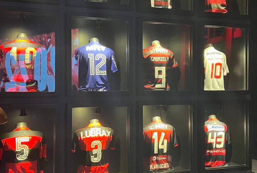 museu-flamengo-homenageia-adilio3A-idolo-rubro-negro-completaria-68-anos