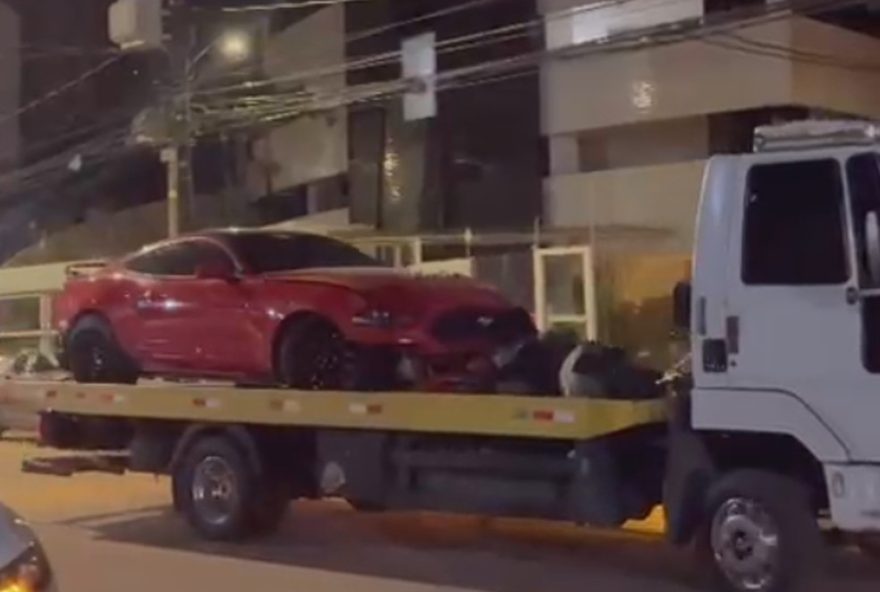 mustang-em-alta-velocidade-atinge-veiculos-estacionados-em-belem3A-imagens-impressionantes mustang-em-alta-velocidade-atinge-veiculos-estacionados-em-belem3A-imagens-impressionantes