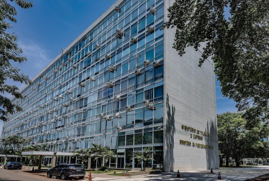 mutirao-de-emprego-no-distrito-federal3A-mais-de-mil-vagas-disponiveis-nesta-quarta-feira3B-saiba-como-participar