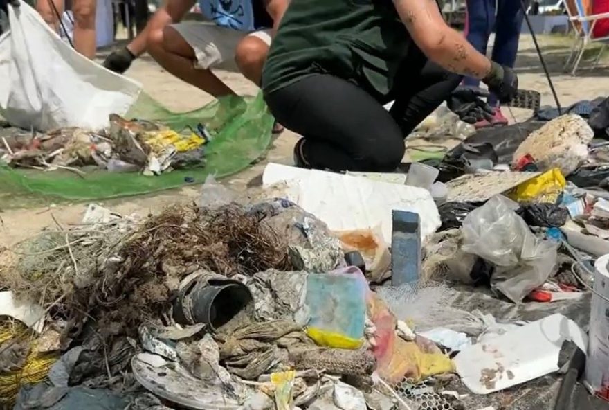 mutirao-de-limpeza-na-praia-do-indaia3A-ondas-limpas-recolhe-115kg-de-lixo mutirao-de-limpeza-na-praia-do-indaia3A-ondas-limpas-recolhe-115kg-de-lixo