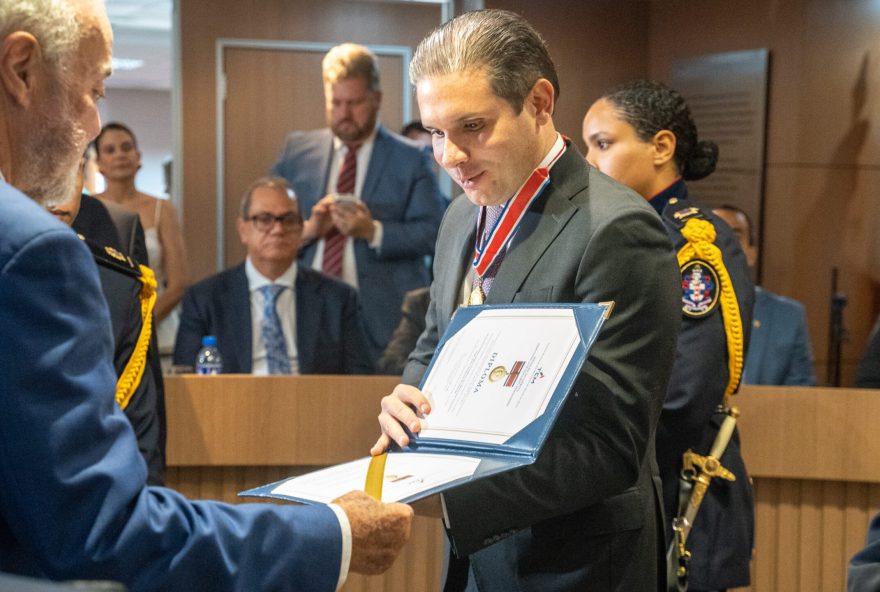 na-festa-do-tcm2C-hugo-motta-so-falou-no-oficial.-e-trancou-o-bico na-festa-do-tcm2C-hugo-motta-so-falou-no-oficial.-e-trancou-o-bico