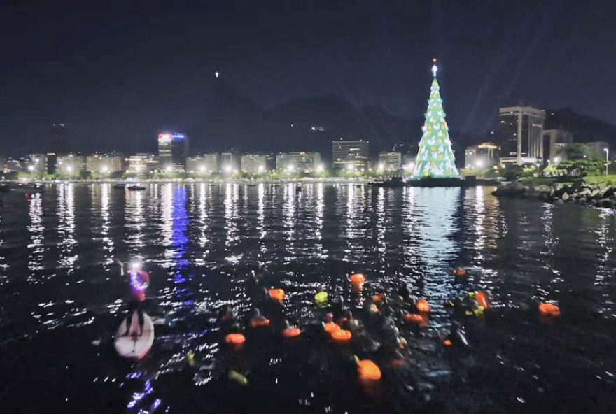 nadadores-desfrutam-de-vista-exclusiva-da-arvore-de-natal-da-enseada-de-botafogo-durante-natacao-noturna nadadores-desfrutam-de-vista-exclusiva-da-arvore-de-natal-da-enseada-de-botafogo-durante-natacao-noturna