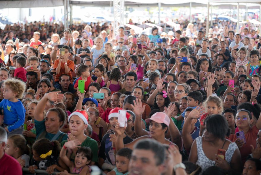 Gracinha Caiado celebra entrega de brinquedos em Aparecida de Goiânia: “Poder proporcionar essa magia do Natal às famílias goianas é muito gratificante” (Foto: Secom/divulgação)