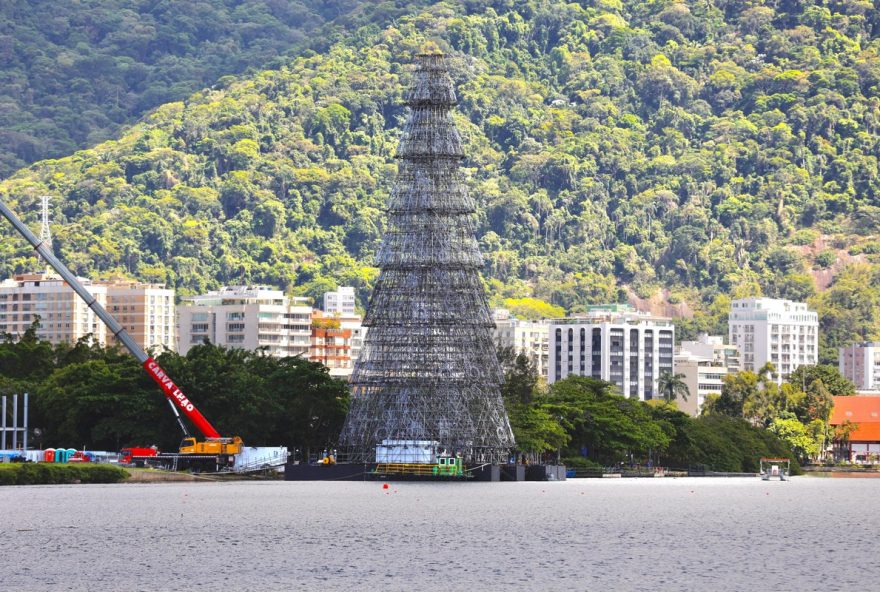 natal-no-rio-de-janeiro-2025-arvore-da-lagoa-volta-com-60-metros-de-pura-magia