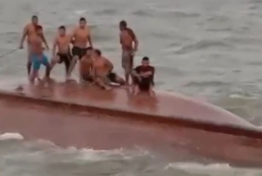 naufragio-no-para3A-pescadores-sao-resgatados-em-alto-mar-video