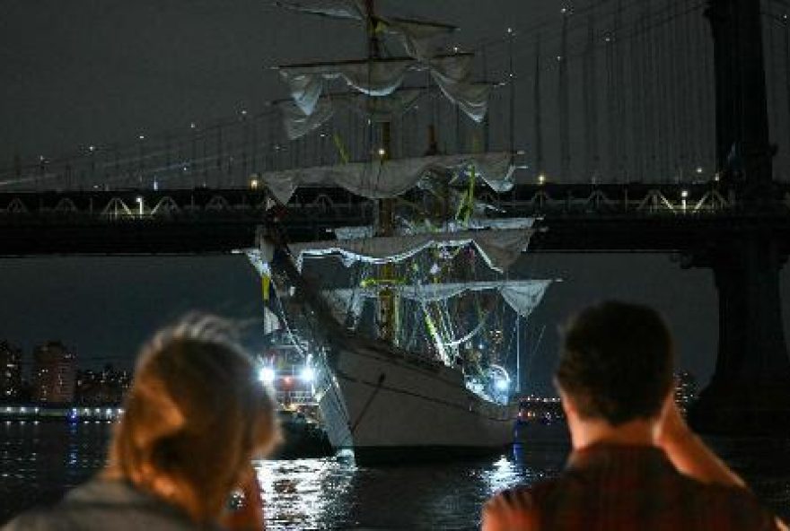 navio-da-marinha-do-mexico-colide-com-ponte-no-brooklyn2C-em-nova-york