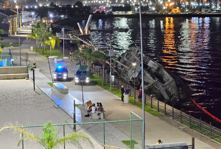 navio-inclina-e-fica-apoiado-no-fundo-do-estuario-no-porto-de-santos navio-inclina-e-fica-apoiado-no-fundo-do-estuario-no-porto-de-santos