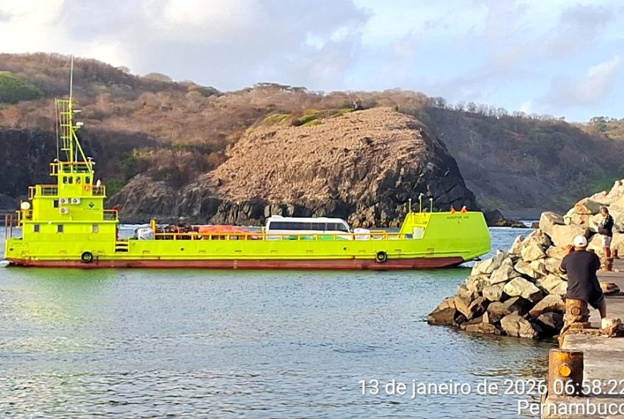 navio-parte-de-fernando-de-noronha-sem-lixo2C-levando-apenas-um-micro-onibus