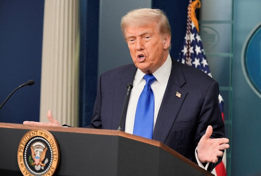negociacao-com-a-ue-avanca2C-mas-trump-mantem-ameacas-e-fixa-tarifas-para-mais-paises