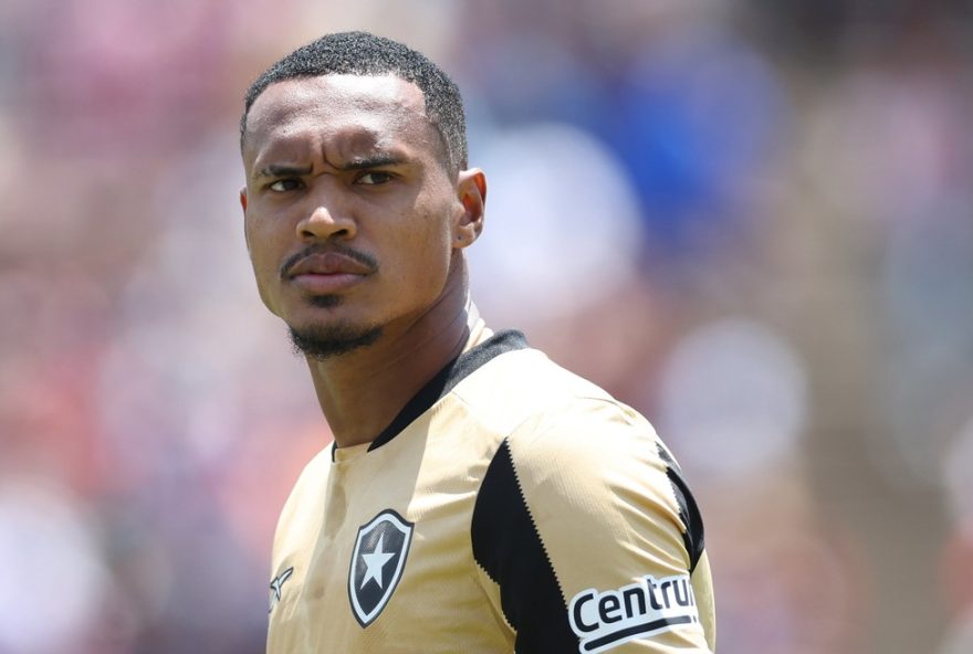 negociacoes-avancadas3A-john-fora-do-jogo-do-botafogo-na-copa-do-brasil2C-clube-procura-substituto.-novidades-sobre-a-possivel-venda-para-o-west-ham