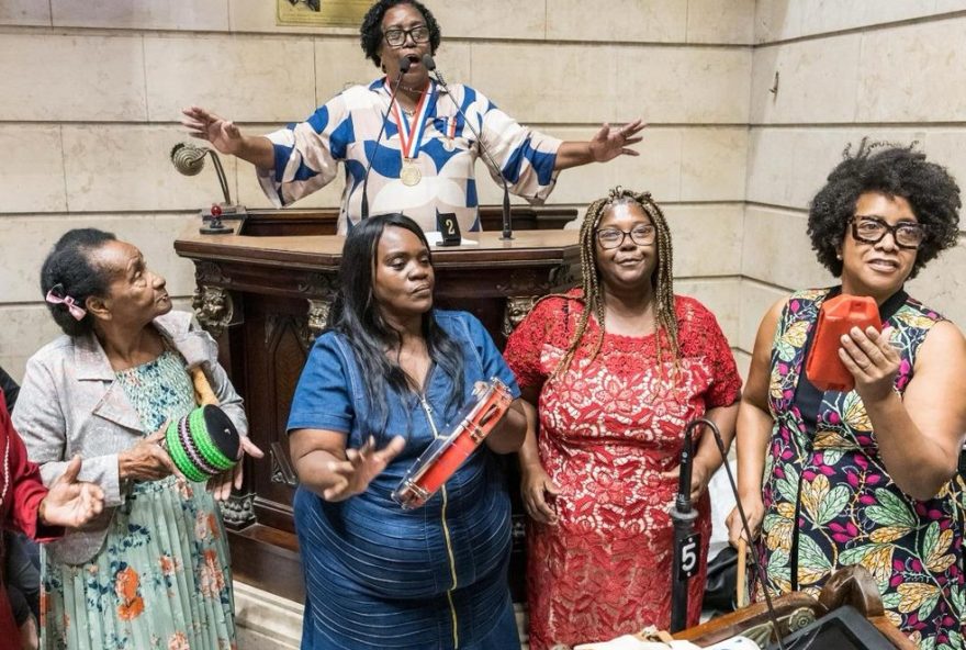 neia-do-surdo2C-cantora-gospel-que-viralizou-com-louvor-em-ritmo-de-samba2C-recebe-a-medalha-pedro-ernesto-na-camara-do-rio3A-uma-historia-de-superacao