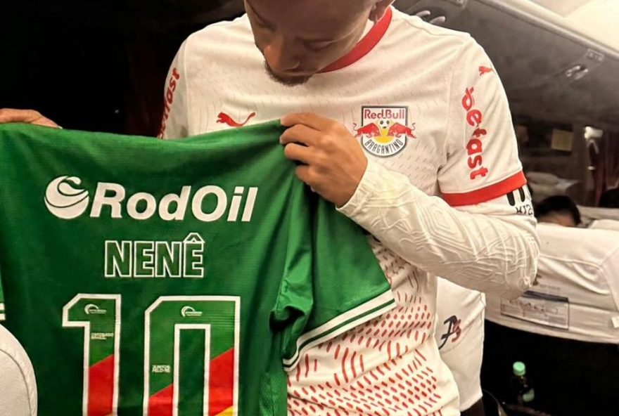 nene-do-juventude-presenteia-xavi-simons-do-rb-leipzig-com-camisa-103A-momento-especial-de-intercambio-no-futebol