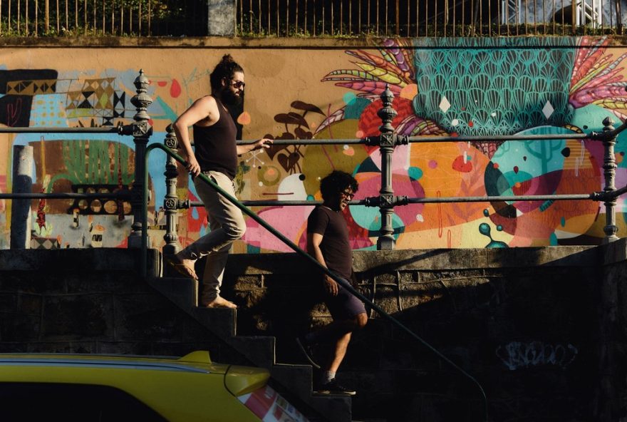 neves-e-silva-lancam-album-ladeiras-de-santa-teresa-com-participacao-de-rapper-joca