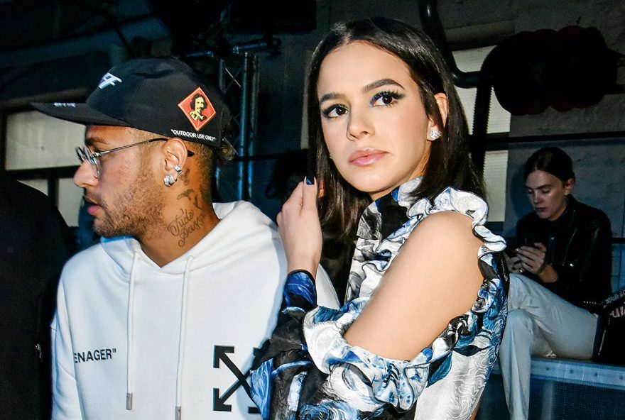 PARIS, FRANCE - SEPTEMBER 27:  (L-R) Footballer Neymar Jr and Bruna Marquezine attend the Off White show as part of Paris Fashion Week Womenswear Spring/Summer 2019 on September 27, 2018 in Paris, France.
Credito: Foc Kan/WireImage/Getty Images