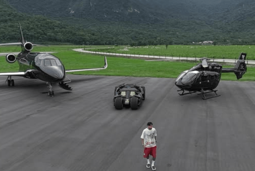 neymar-exibe-colecao-milionaria-com-batmovel2C-aviao-e-helicoptero neymar-exibe-colecao-milionaria-com-batmovel2C-aviao-e-helicoptero