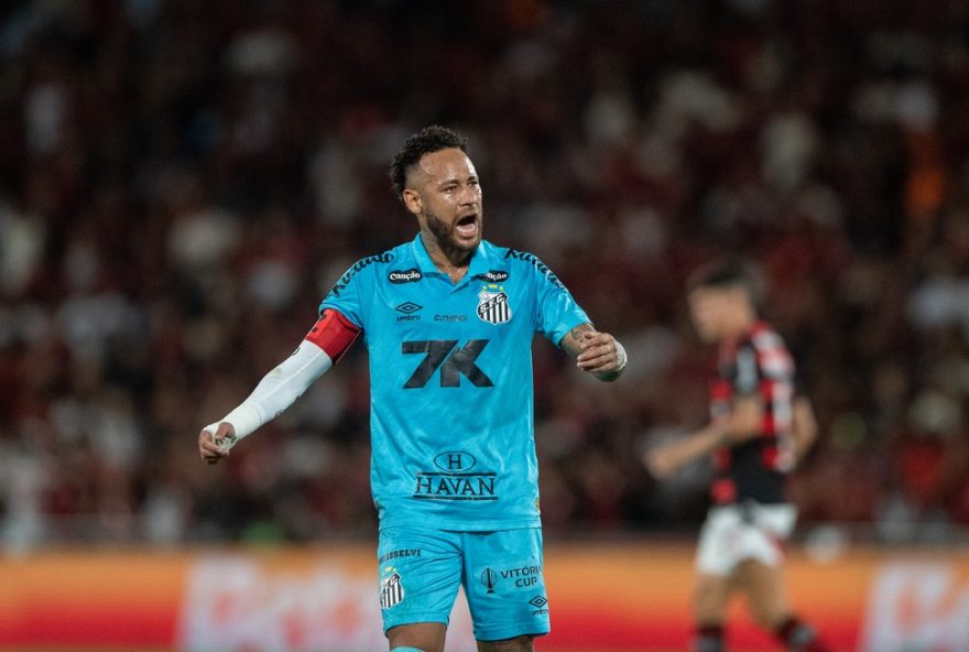 RJ - RIO DE JANEIRO - 09/11/2025 - BRASILEIRO A 2025, FLAMENGO X SANTOS - Neymar jogador do Flamengo durante partida contra o Santos no estadio Maracana pelo campeonato Brasileiro A 2025. Foto: Thiago Ribeiro/AGIF