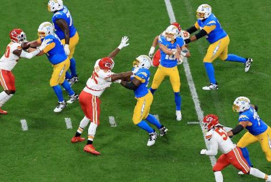 nfl-em-sp3A-seguranca-reforcada2C-celebracoes-e-shows-no-jogo-entre-chiefs-e-chargers