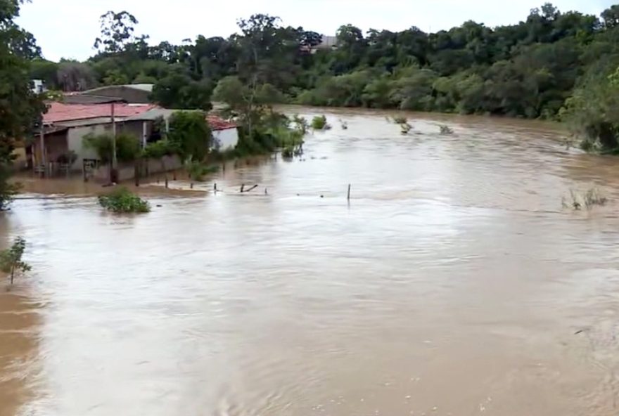 nivel-do-rio-capivari-sobe-para-32C64-metros-e-50-pessoas-estao-ilhadas