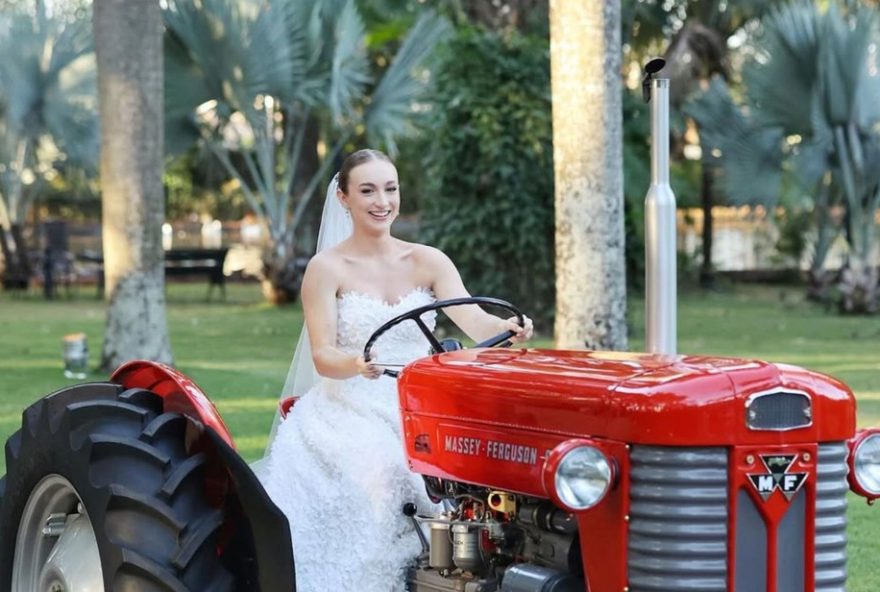 noiva-surpreende-ao-chegar-dirigindo-trator-em-casamento3A-um-momento-unico-e-divertido