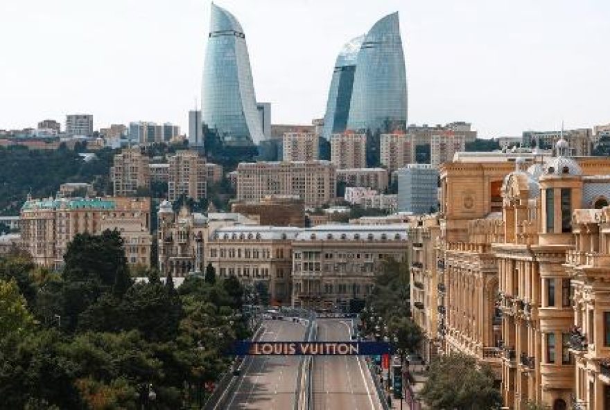 norris-lidera-treino-interrompido-por-zebra-danificada-no-azerbaijao
