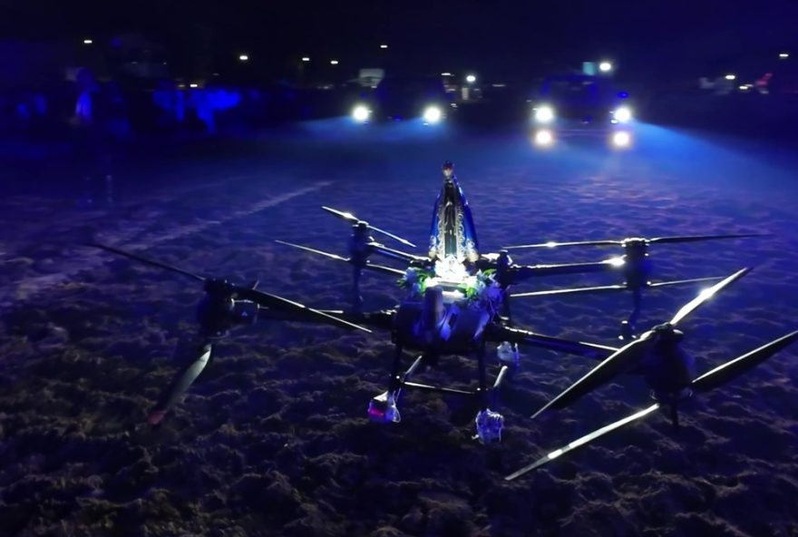 nossa-senhora-aparecida-voa-em-drone-durante-rodeio-no-rs-espetaculo-inusitado