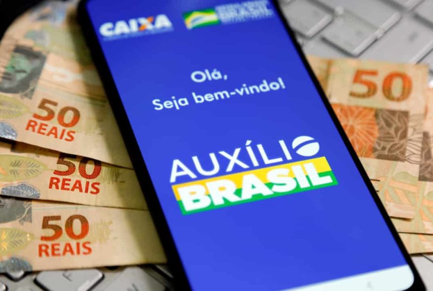 O beneficiário também poderá consultar informações sobre as datas de pagamento, o valor do benefício e a composição das parcelas em dois aplicativos: Auxílio Brasil, desenvolvido para o programa social, e o aplicativo Caixa Tem, usado para acompanhar as contas poupança digitais do banco Foto: Reprodução/Noticias.com