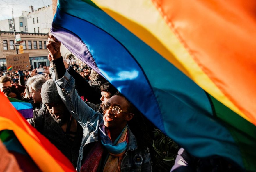 nova-iorquinos-reinstalam-bandeira-do-orgulho-em-stonewall-apos-remocao-pelo-governo-de3A-protesto-historico nova-iorquinos-reinstalam-bandeira-do-orgulho-em-stonewall-apos-remocao-pelo-governo-de3A-protesto-historico