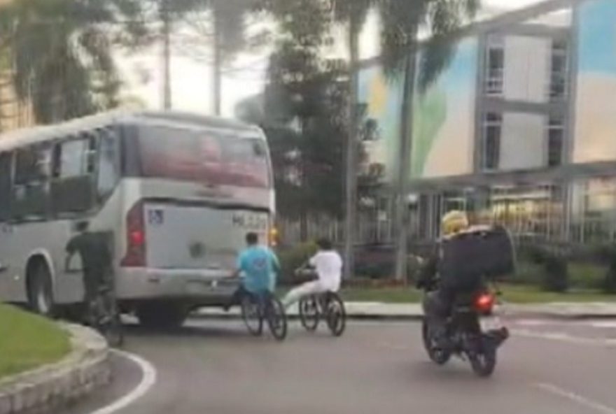 nova-lei-em-curitiba3A-multa-de-r24-600-para-quem-pegar-rabeira-em-onibus