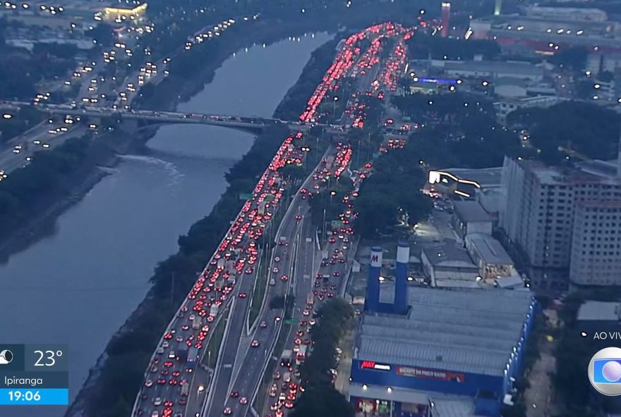 novo-buraco-na-marginal-tiete-provoca-congestionamento-e-preocupa-motoristas novo-buraco-na-marginal-tiete-provoca-congestionamento-e-preocupa-motoristas