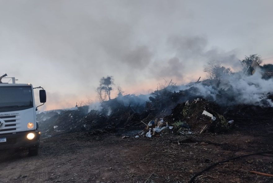 novo-incendio-atinge-ecoponto-municipal-de-osvaldo-cruz-sp-em-10-dias3A-controle-e-acao-rapida-das-equipes-de-emergencia