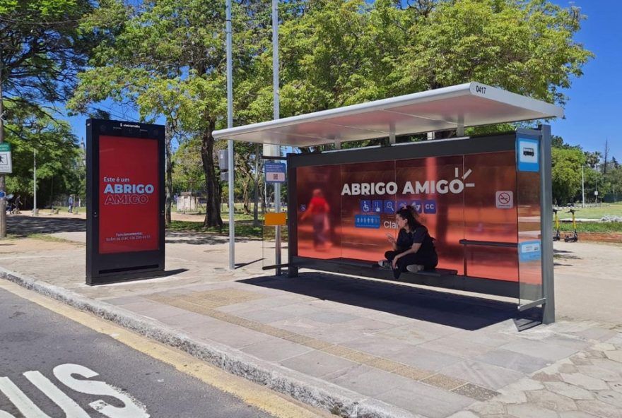 novo-ponto-de-onibus-em-porto-alegre-com-tela-para-chamada-de-video